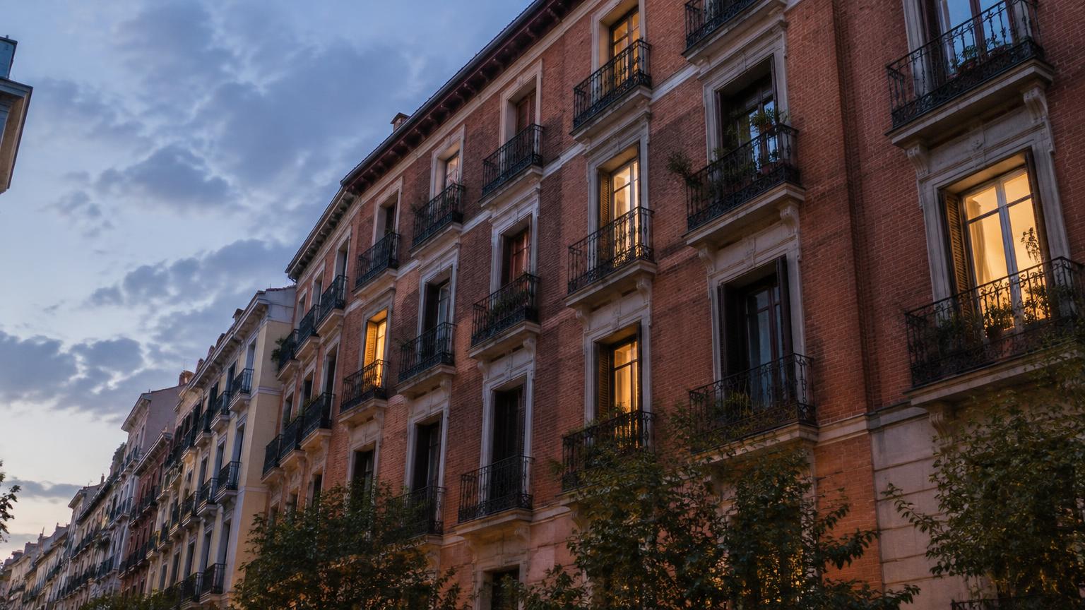 Fachada de un edificio de viviendas de alquiler en Madrid al amanecer