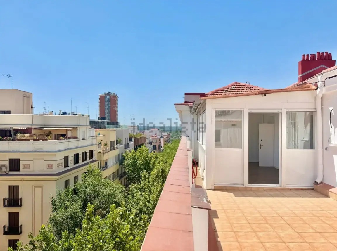 Espectacular ático reformado de 180 m² con gran terraza en Argüelles - imagen 2