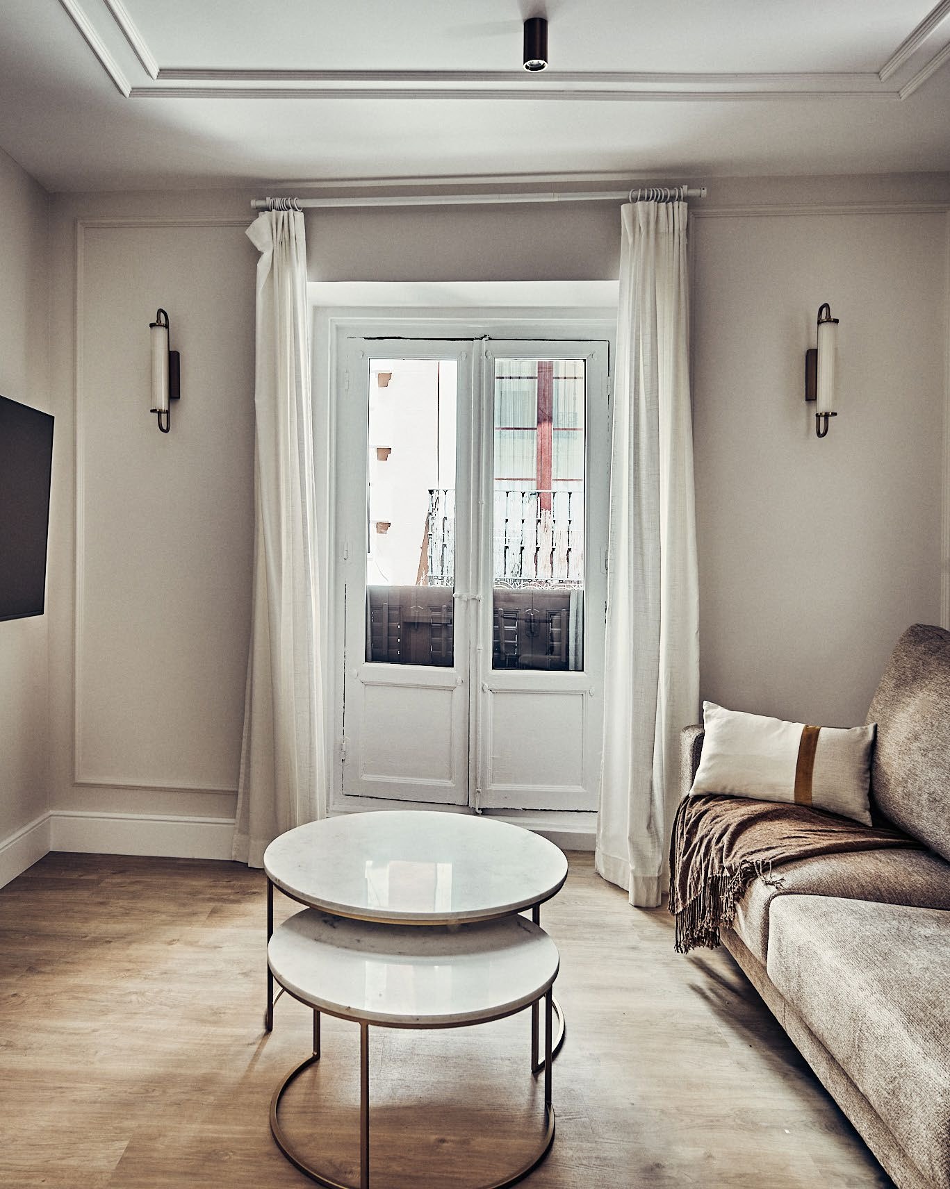 Vivienda exterior reformada de 68 m² con tres balcones en pleno Sol - imagen 3