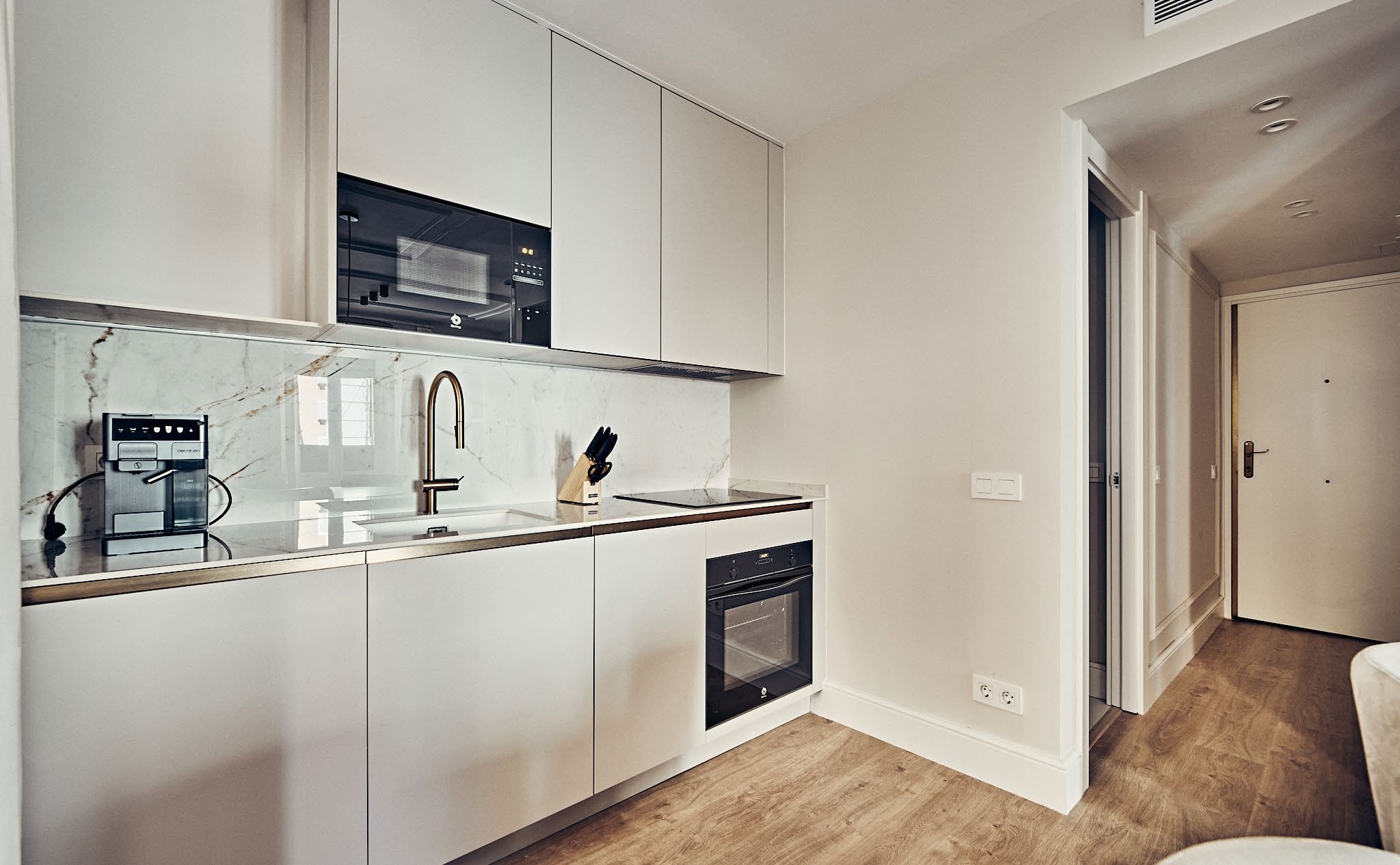 Vivienda exterior reformada de 68 m² con tres balcones en pleno Sol - imagen 10