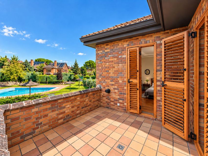 Chalet Levitt con jardín privado y piscina — 330 m² en El Pinar-Punta Galea · Las Rozas - imagen 2