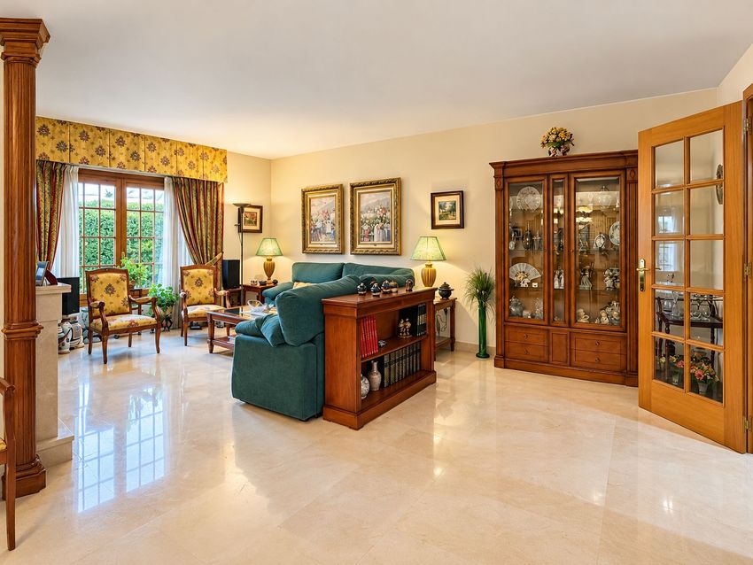 Chalet Levitt con jardín privado y piscina — 330 m² en El Pinar-Punta Galea · Las Rozas - imagen 4