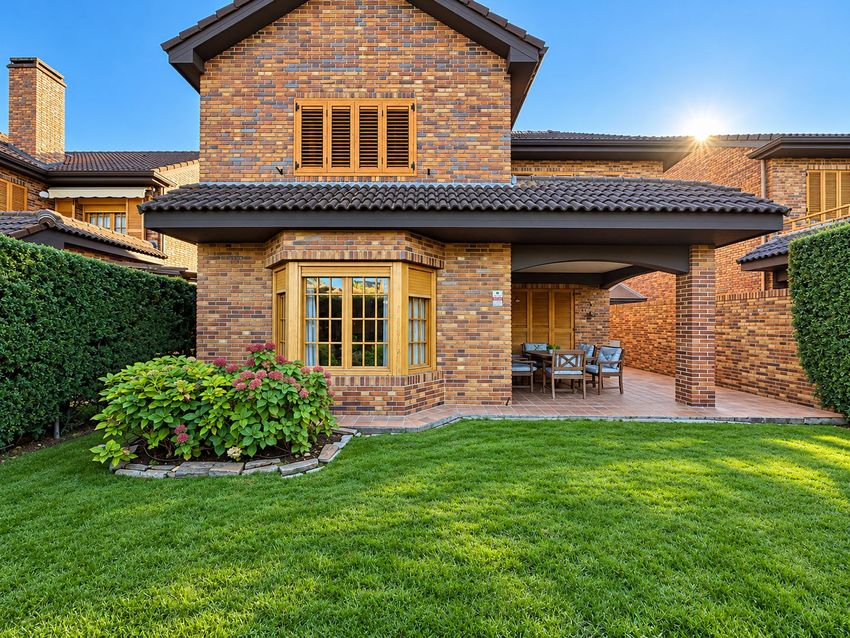 Chalet Levitt con jardín privado y piscina — 330 m² en El Pinar-Punta Galea · Las Rozas - imagen 5