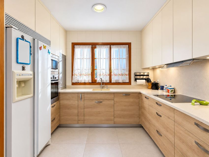 Chalet Levitt con jardín privado y piscina — 330 m² en El Pinar-Punta Galea · Las Rozas - imagen 6