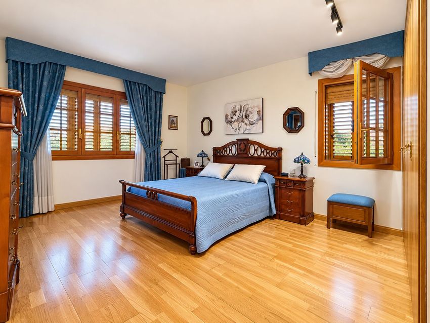 Chalet Levitt con jardín privado y piscina — 330 m² en El Pinar-Punta Galea · Las Rozas - imagen 7