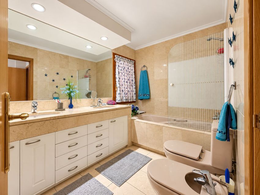 Chalet Levitt con jardín privado y piscina — 330 m² en El Pinar-Punta Galea · Las Rozas - imagen 8
