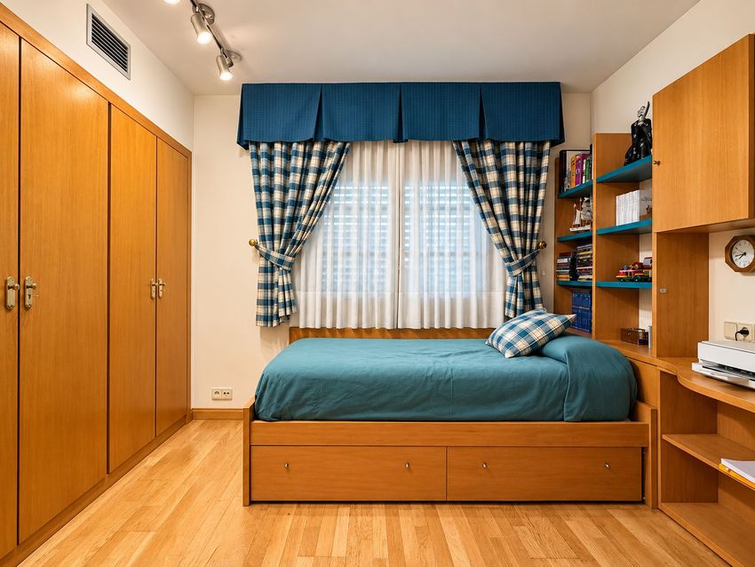 Chalet Levitt con jardín privado y piscina — 330 m² en El Pinar-Punta Galea · Las Rozas - imagen 9
