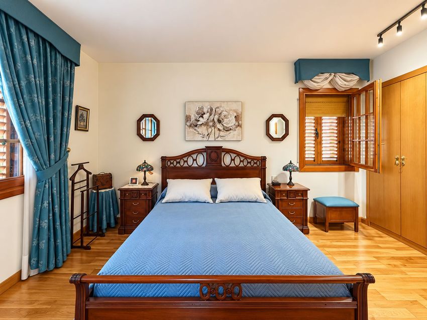 Chalet Levitt con jardín privado y piscina — 330 m² en El Pinar-Punta Galea · Las Rozas - imagen 10