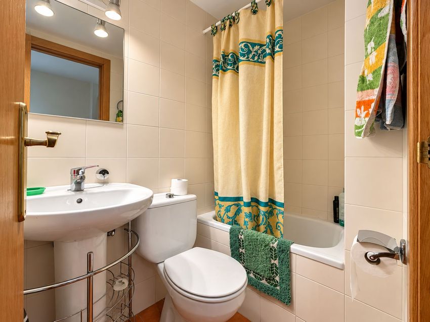 Chalet Levitt con jardín privado y piscina — 330 m² en El Pinar-Punta Galea · Las Rozas - imagen 11