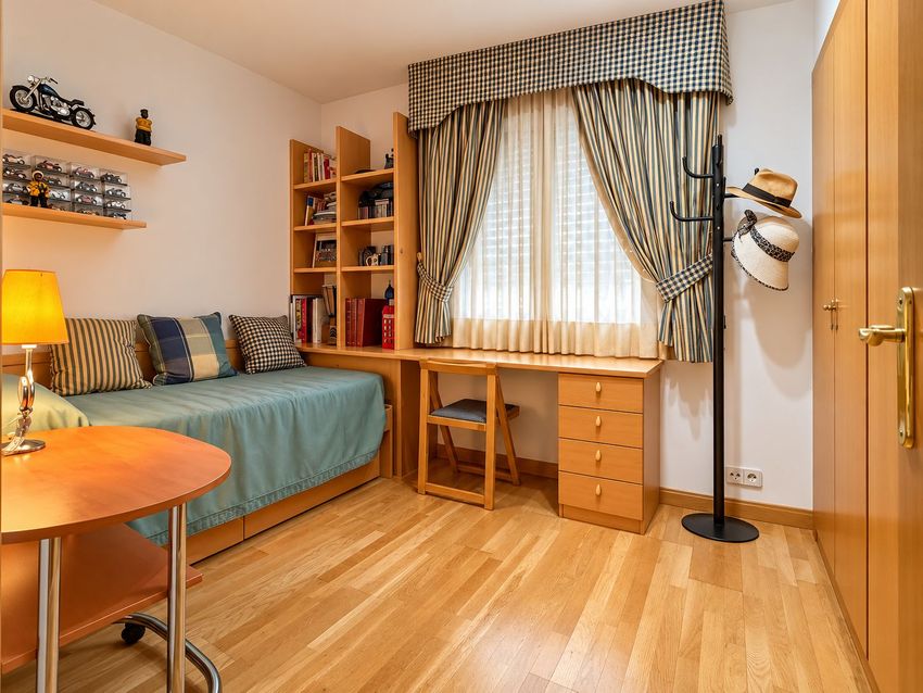 Chalet Levitt con jardín privado y piscina — 330 m² en El Pinar-Punta Galea · Las Rozas - imagen 12