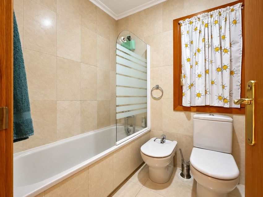 Chalet Levitt con jardín privado y piscina — 330 m² en El Pinar-Punta Galea · Las Rozas - imagen 13