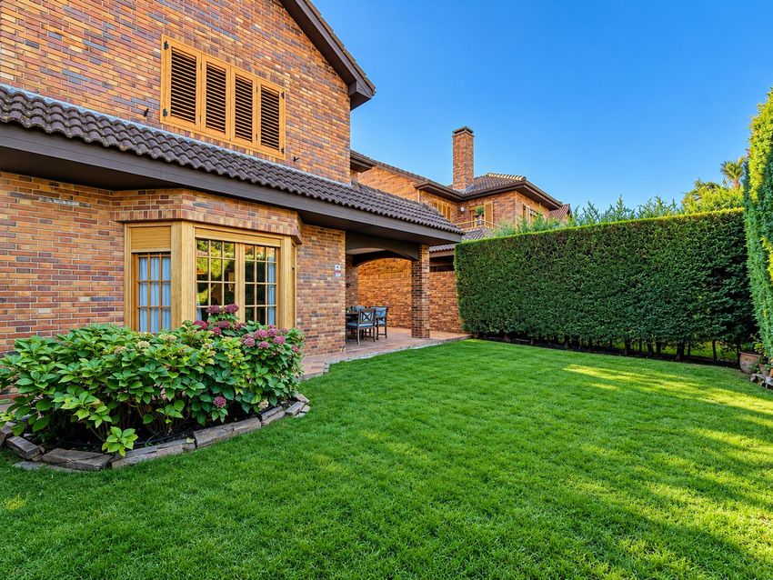 Chalet Levitt con jardín privado y piscina — 330 m² en El Pinar-Punta Galea · Las Rozas - imagen 16