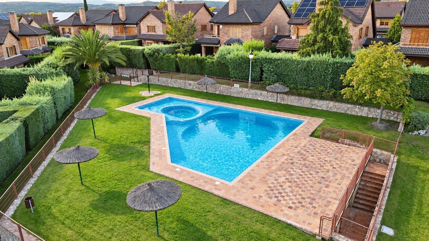 Chalet Levitt con jardín privado y piscina — 330 m² en El Pinar-Punta Galea · Las Rozas - imagen 17
