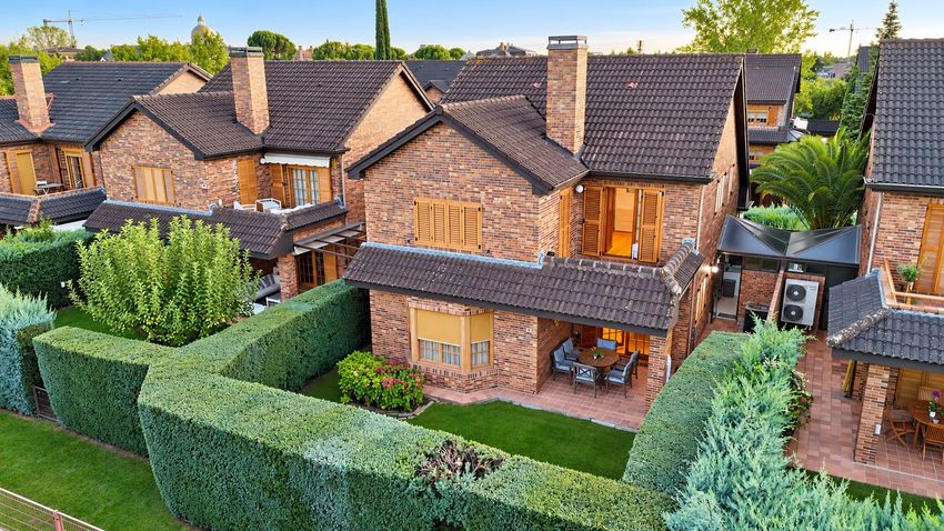 Chalet Levitt con jardín privado y piscina — 330 m² en El Pinar-Punta Galea · Las Rozas - imagen 18