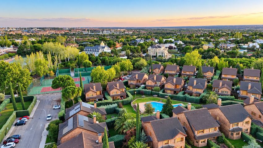 Chalet Levitt con jardín privado y piscina — 330 m² en El Pinar-Punta Galea · Las Rozas - imagen 19
