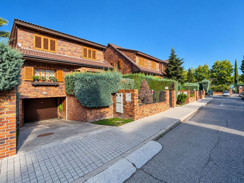 Chalet Levitt con jardín privado y piscina — 330 m² en El Pinar-Punta Galea · Las Rozas - imagen 20