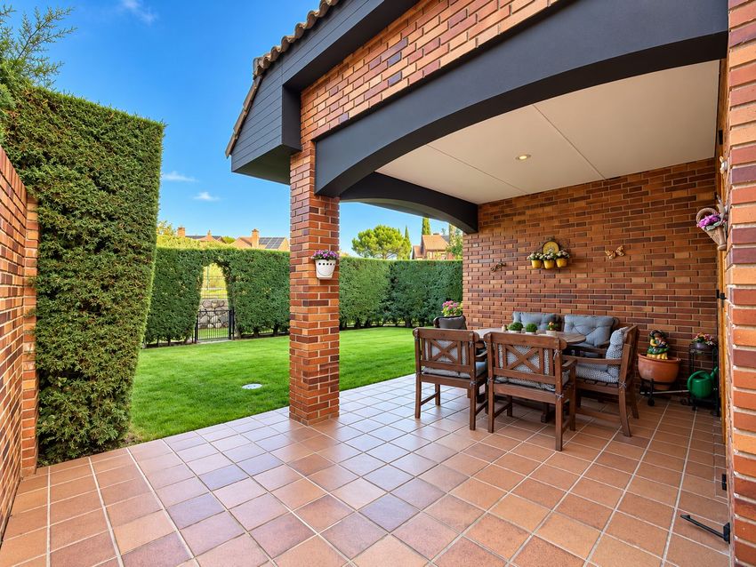 Chalet Levitt con jardín privado y piscina — 330 m² en El Pinar-Punta Galea · Las Rozas - imagen 28