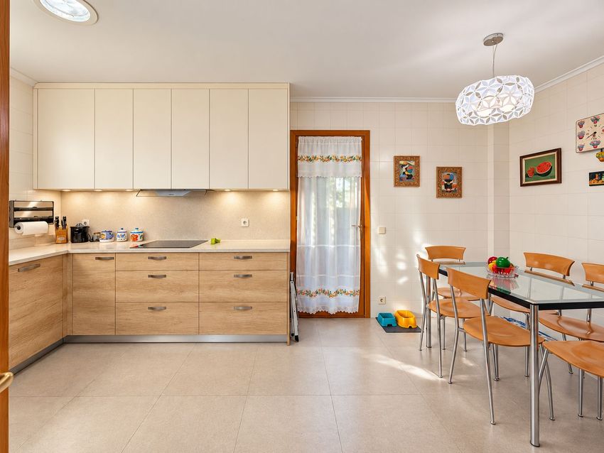 Chalet Levitt con jardín privado y piscina — 330 m² en El Pinar-Punta Galea · Las Rozas - imagen 31