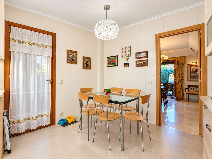 Chalet Levitt con jardín privado y piscina — 330 m² en El Pinar-Punta Galea · Las Rozas - imagen 35