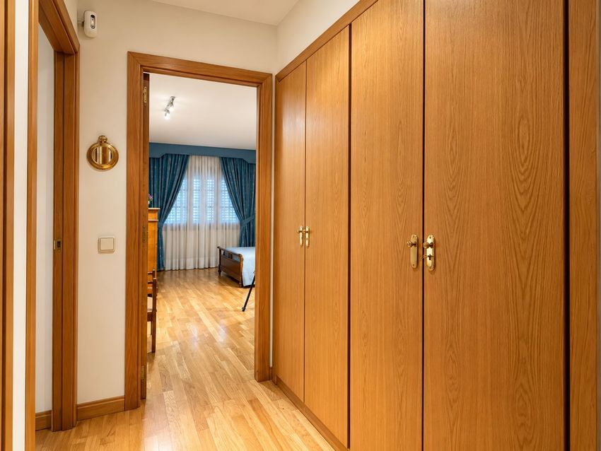 Chalet Levitt con jardín privado y piscina — 330 m² en El Pinar-Punta Galea · Las Rozas - imagen 40