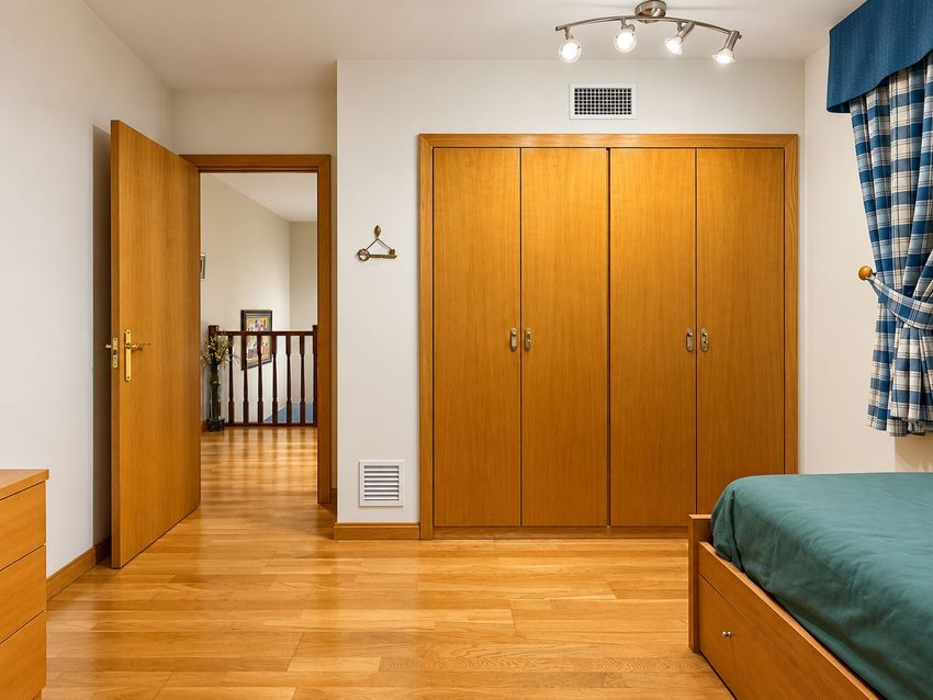 Chalet Levitt con jardín privado y piscina — 330 m² en El Pinar-Punta Galea · Las Rozas - imagen 44