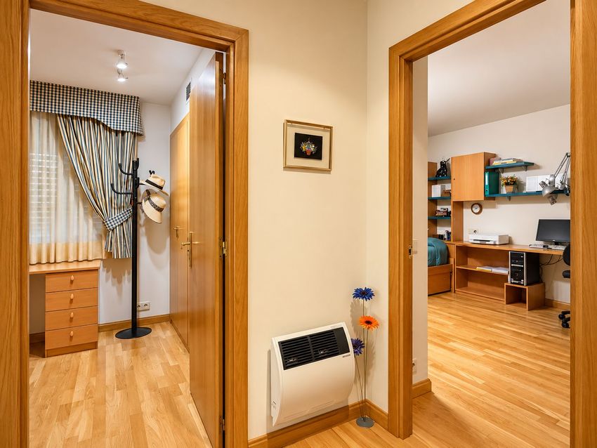 Chalet Levitt con jardín privado y piscina — 330 m² en El Pinar-Punta Galea · Las Rozas - imagen 47