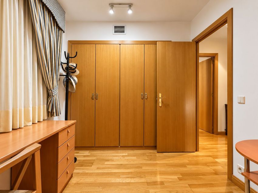 Chalet Levitt con jardín privado y piscina — 330 m² en El Pinar-Punta Galea · Las Rozas - imagen 48