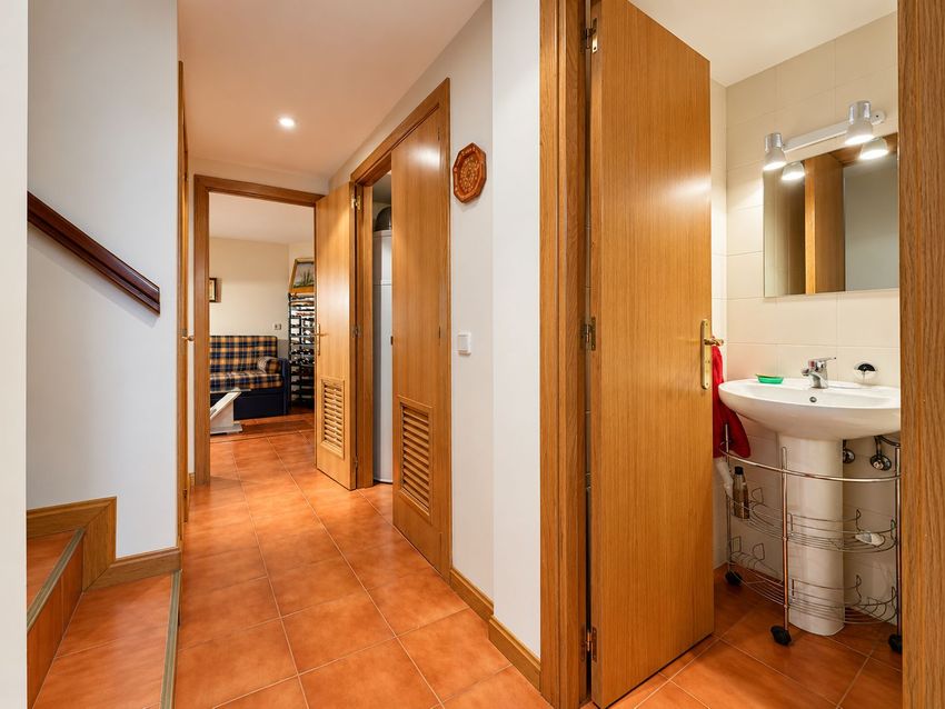 Chalet Levitt con jardín privado y piscina — 330 m² en El Pinar-Punta Galea · Las Rozas - imagen 50