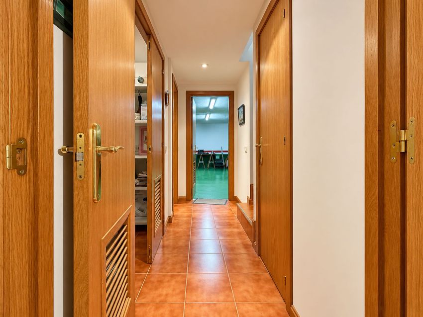 Chalet Levitt con jardín privado y piscina — 330 m² en El Pinar-Punta Galea · Las Rozas - imagen 53