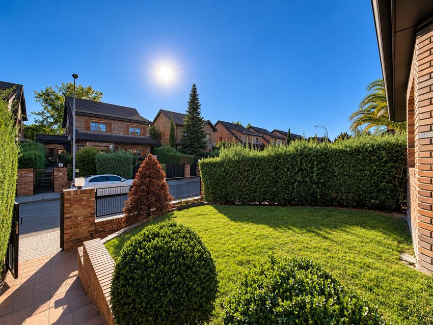 Chalet Levitt con jardín privado y piscina — 330 m² en El Pinar-Punta Galea · Las Rozas - imagen 55