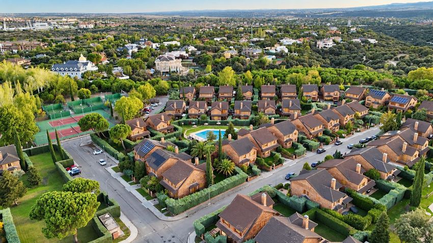 Chalet Levitt con jardín privado y piscina — 330 m² en El Pinar-Punta Galea · Las Rozas - imagen 59