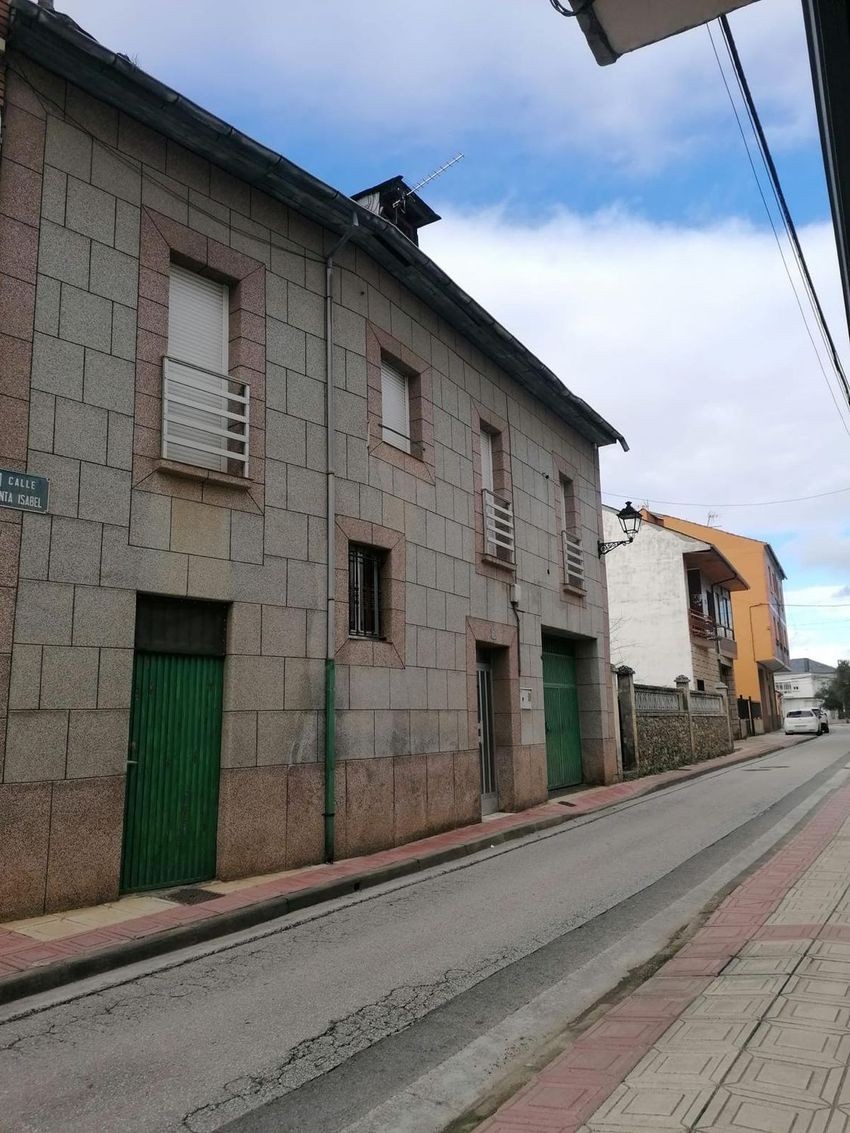 Calle Santa Isabel — Chalet pareado de 190 m² con ascensor y buhardilla en el centro de Cacabelos · El Bierzo (León) · vivienda en venta · Yolanda González