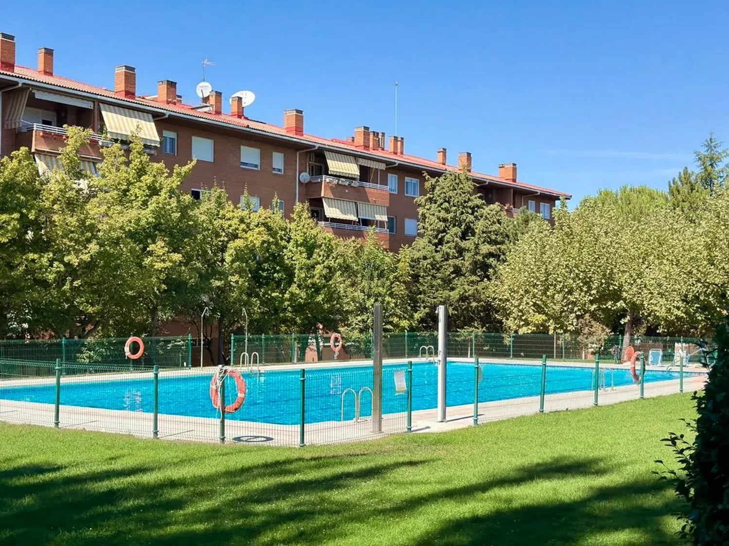 Luminoso piso con terraza acristalada y urbanización con piscina en Collado Villalba - imagen 18
