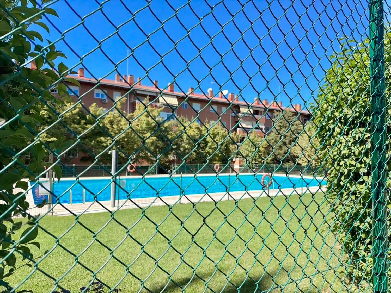Luminoso piso con terraza acristalada y urbanización con piscina en Collado Villalba - imagen 46
