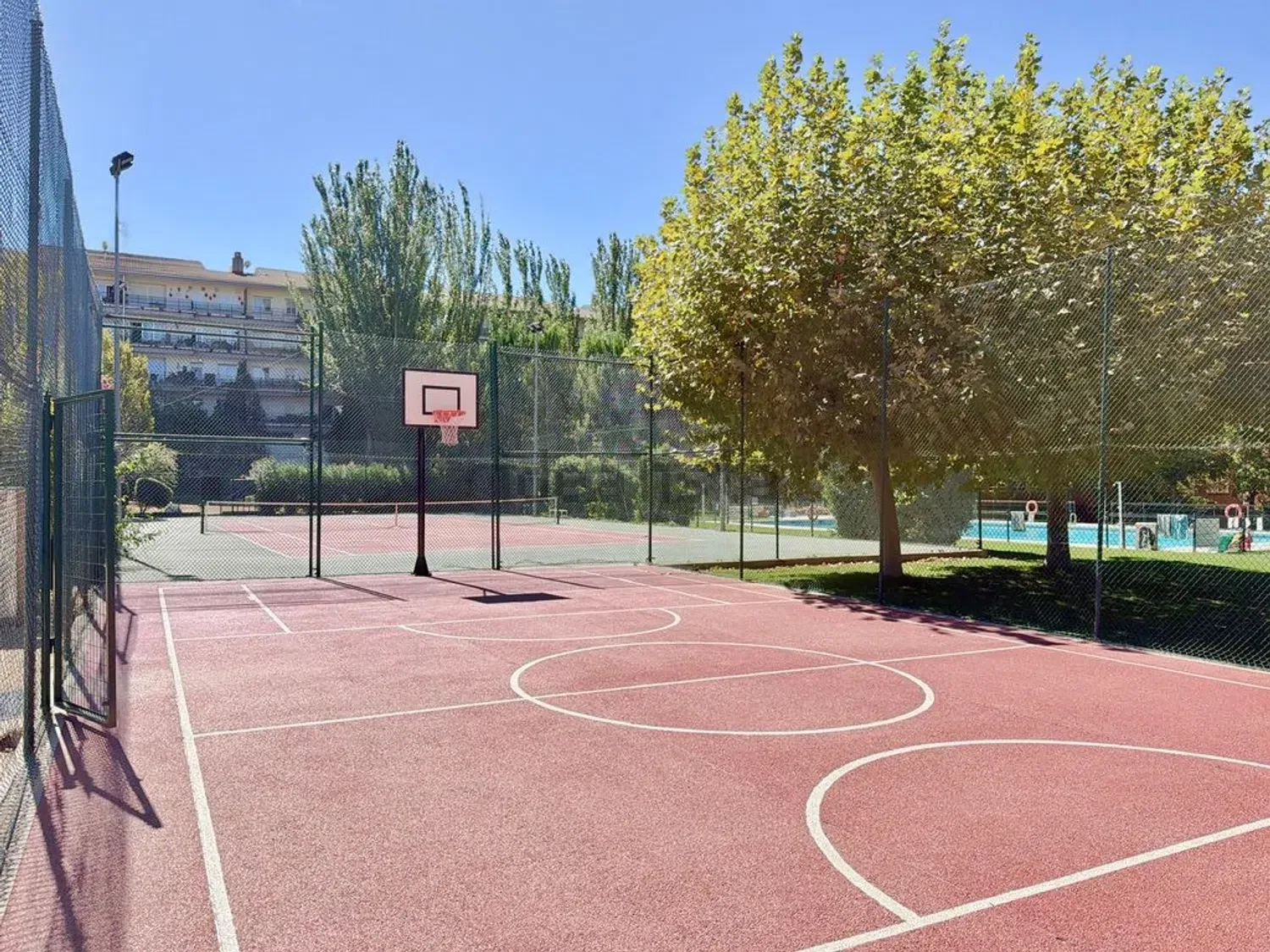 Luminoso piso con terraza acristalada y urbanización con piscina en Collado Villalba - imagen 48