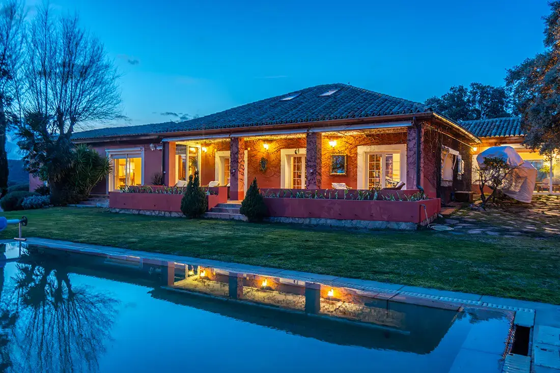 Finca de lujo de 30 ha estilo balinés con piscina infinity · Aldea del Fresno · vivienda en venta en Madrid · Yolanda González