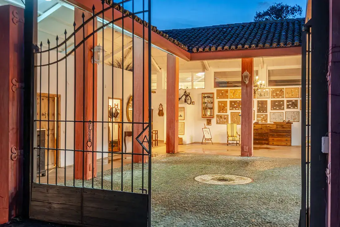 Finca de lujo de 30 ha estilo balinés con piscina infinity · Aldea del Fresno - imagen 3