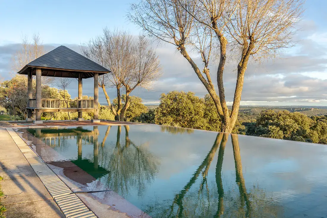 Finca de lujo de 30 ha estilo balinés con piscina infinity · Aldea del Fresno - imagen 7