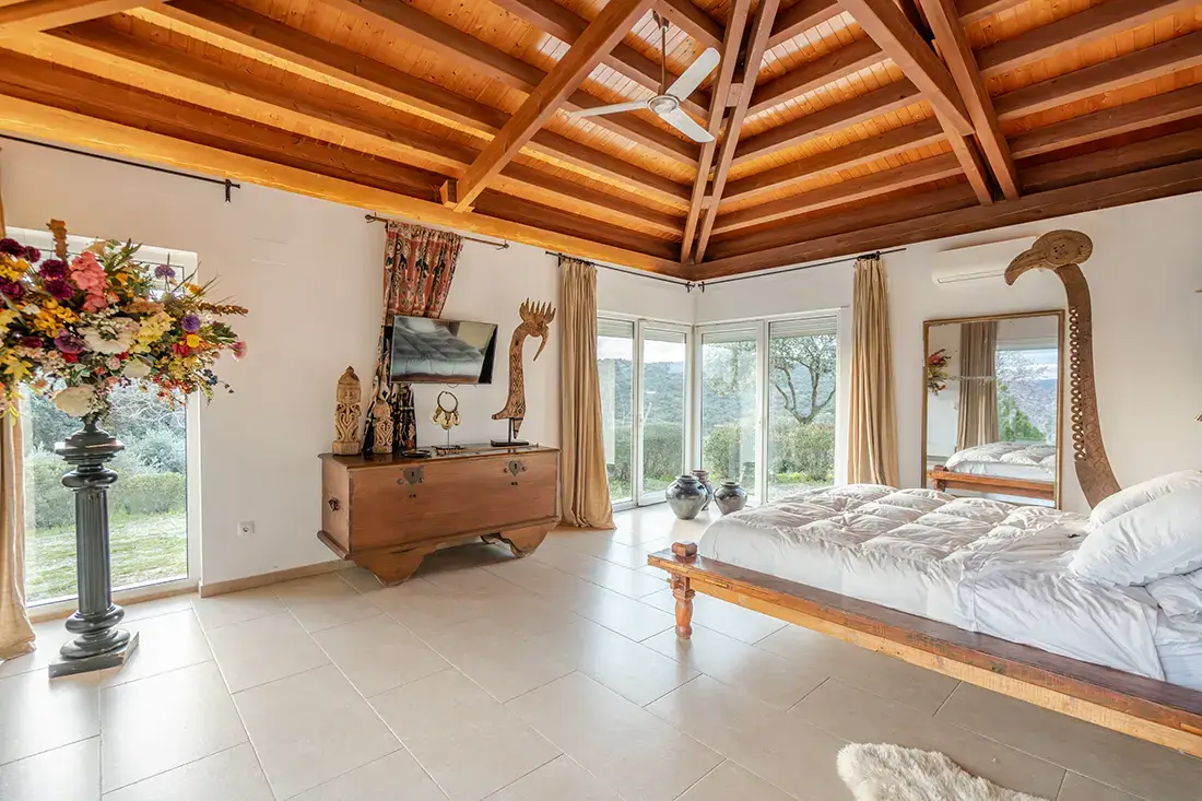 Finca de lujo de 30 ha estilo balinés con piscina infinity · Aldea del Fresno - imagen 17