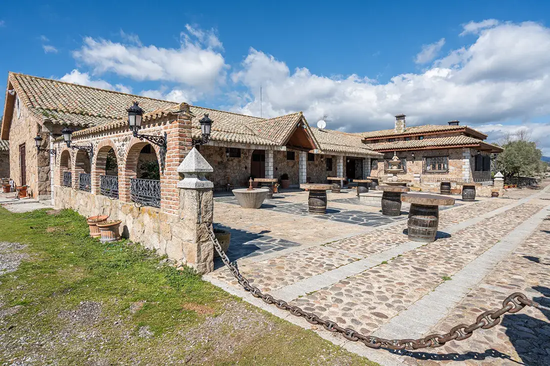 Finca ganadera de lujo de 93 ha con plaza de toros · Robledo de Chavela - imagen 2