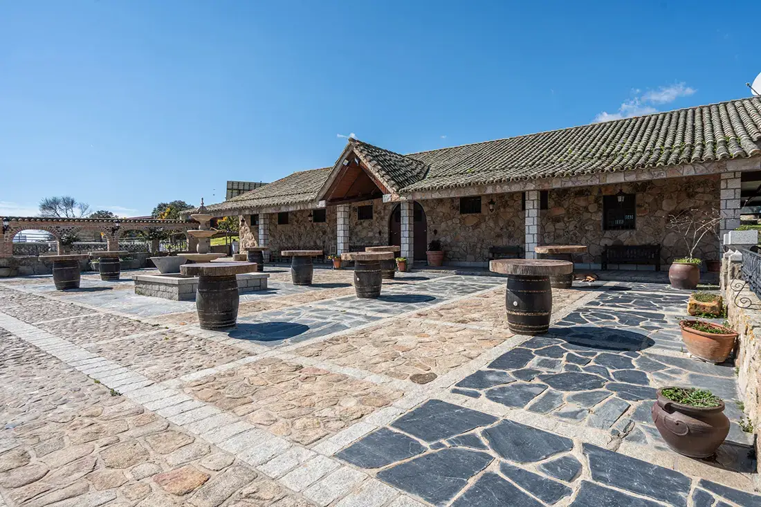 Finca ganadera de lujo de 93 ha con plaza de toros · Robledo de Chavela - imagen 3