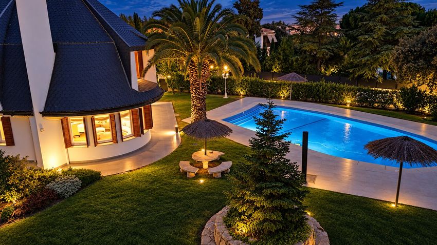 Espectacular chalet de lujo con piscina y pista de tenis en El Golf de Las Rozas · vivienda en venta · Yolanda González
