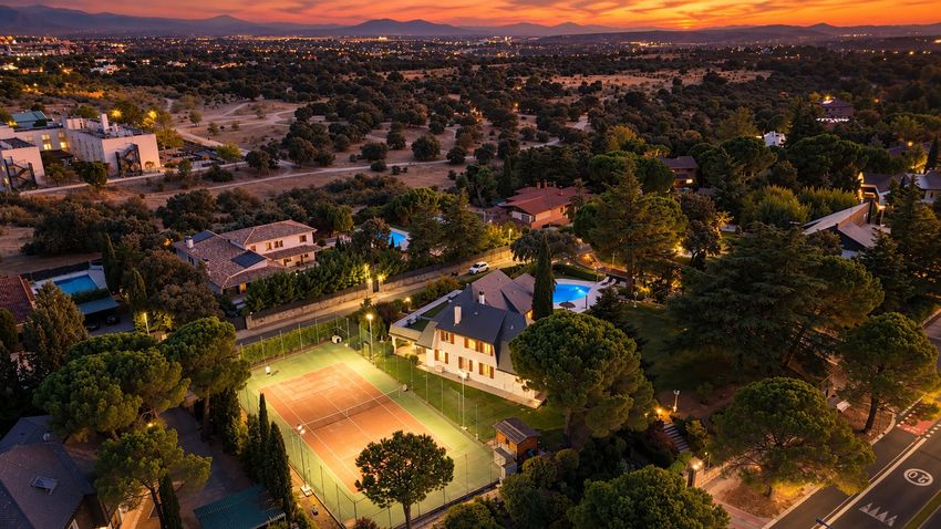 Espectacular chalet de lujo con piscina y pista de tenis en El Golf de Las Rozas - imagen 2