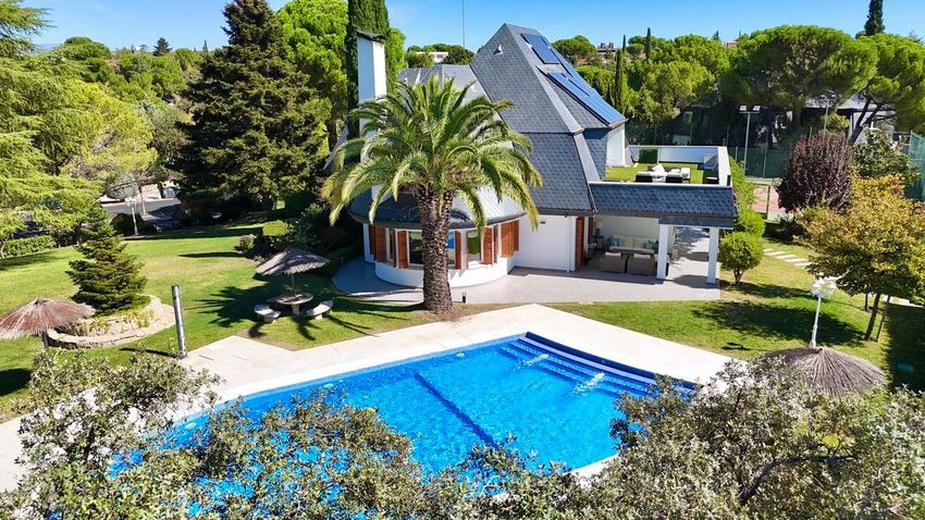 Espectacular chalet de lujo con piscina y pista de tenis en El Golf de Las Rozas - imagen 11