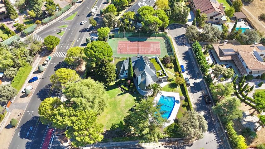 Espectacular chalet de lujo con piscina y pista de tenis en El Golf de Las Rozas - imagen 100
