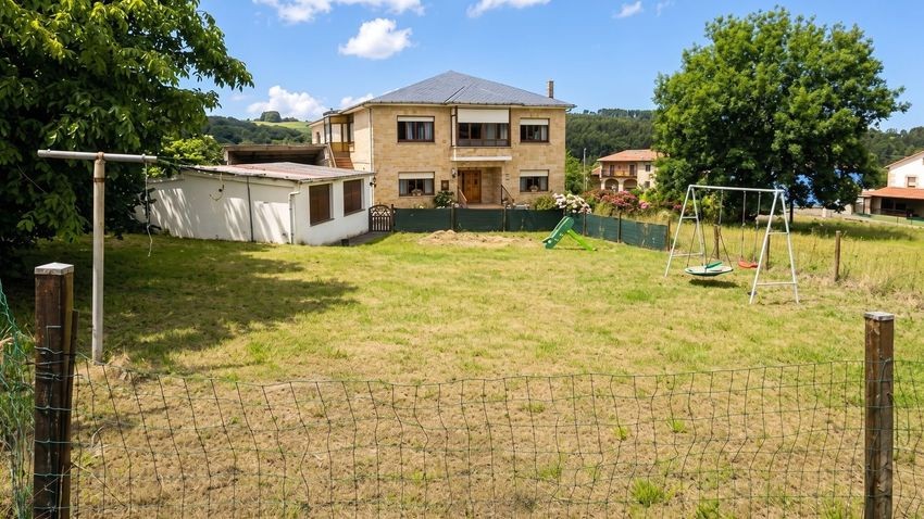 Exclusiva finca urbana de 3.212 m² con dos viviendas, zona industrial y máxima edificabilidad en Cerrazo (Reocín) - imagen 3