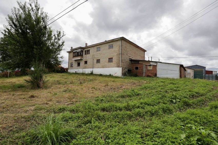 Exclusiva finca urbana de 3.212 m² con dos viviendas, zona industrial y máxima edificabilidad en Cerrazo (Reocín) - imagen 57