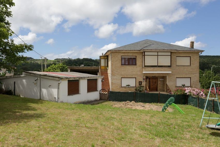 Exclusiva finca urbana de 3.212 m² con dos viviendas, zona industrial y máxima edificabilidad en Cerrazo (Reocín) - imagen 60