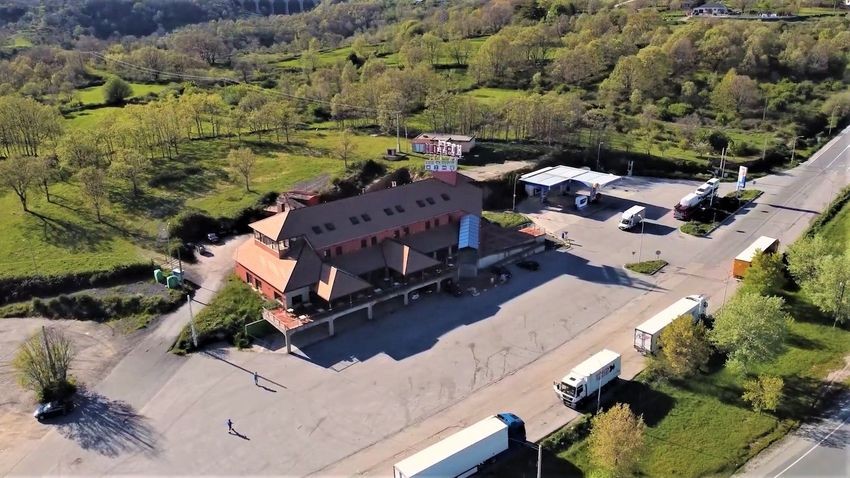 Gran hotel en pleno funcionamiento en la autovía A1, Somosierra: más de 3.000 m² construidos en 10.000 m² de terreno - imagen 2