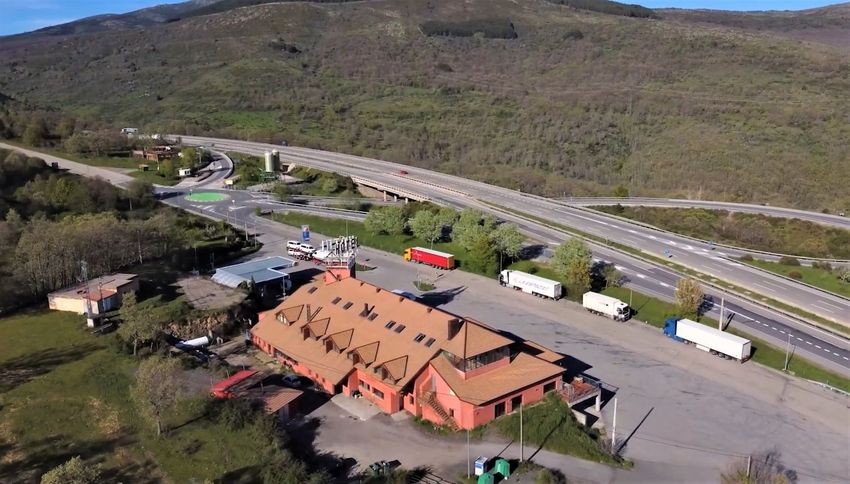 Gran hotel en pleno funcionamiento en la autovía A1, Somosierra: más de 3.000 m² construidos en 10.000 m² de terreno - imagen 3